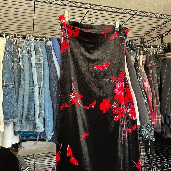 529 Black & Red Velvet Strapless Mini Dress – Size Small/Medium - Picture 3 of 5